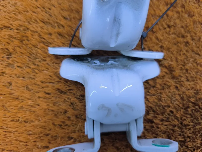 Петля двери