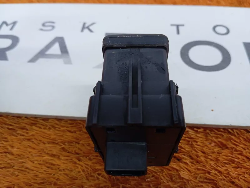 Кнопка стояночного тормоза