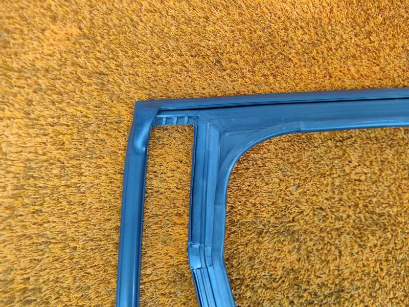 Уплотнитель стекла двери