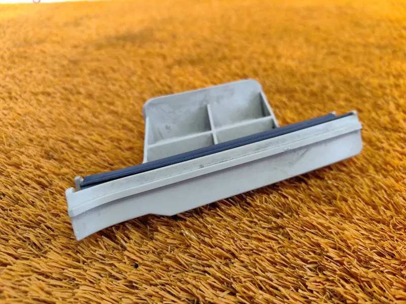 Направляющая стекла двери