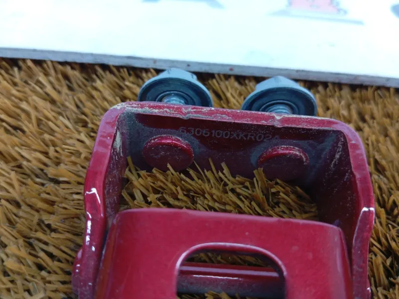 Петля двери багажника