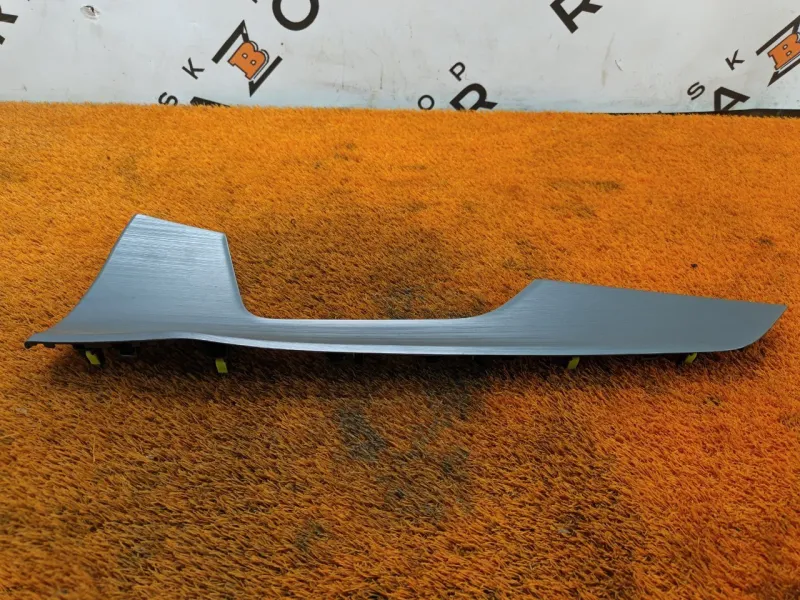 Накладка обшивки двери