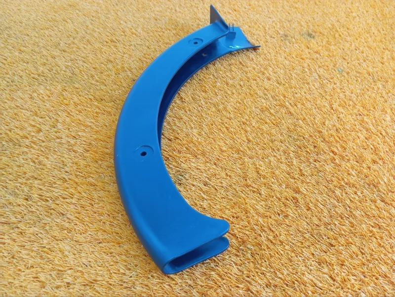 Накладка петли крышки багажника