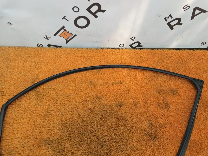 Уплотнитель стекла двери