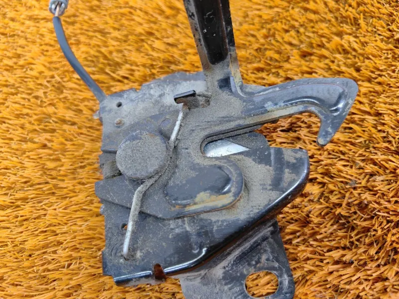 Замок капота