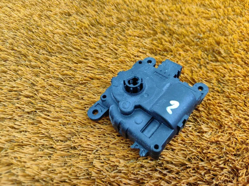 Сервопривод заслонок печки