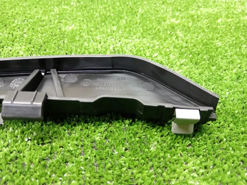 Кронштейн уплотнителя двери