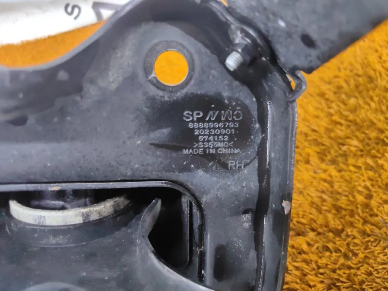 Крепление рычага подвески