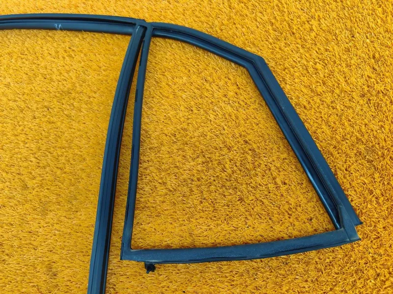 Уплотнитель стекла двери