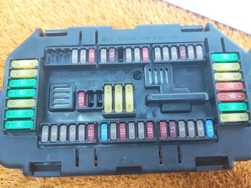 Блок предохранителей под капот