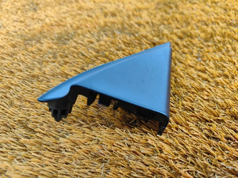 Уголок двери