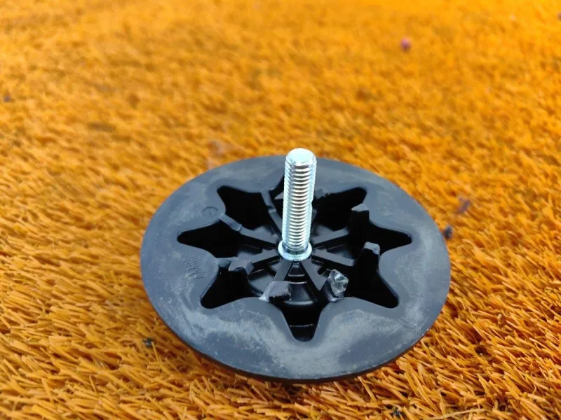 Болт крепления запасного колеса