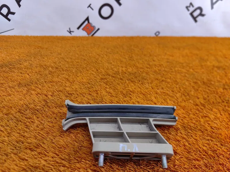 Направляющая стекла двери