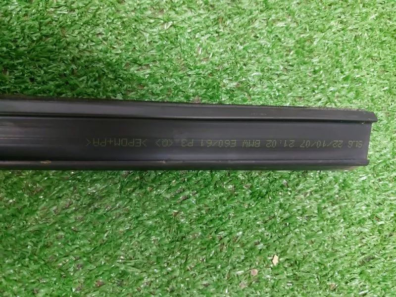 Уплотнитель стекла двери