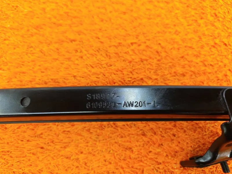 Направляющая стекла двери