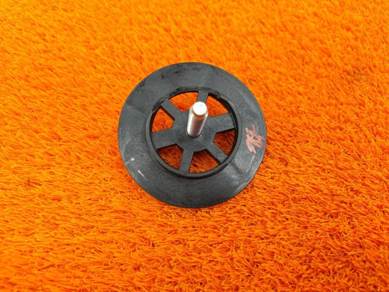 Болт крепления запасного колеса