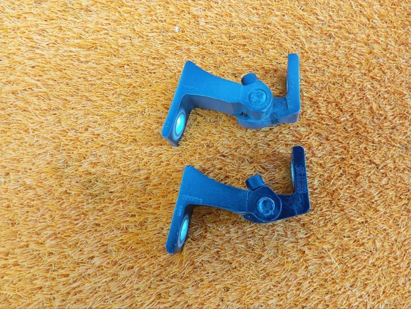 Петля двери