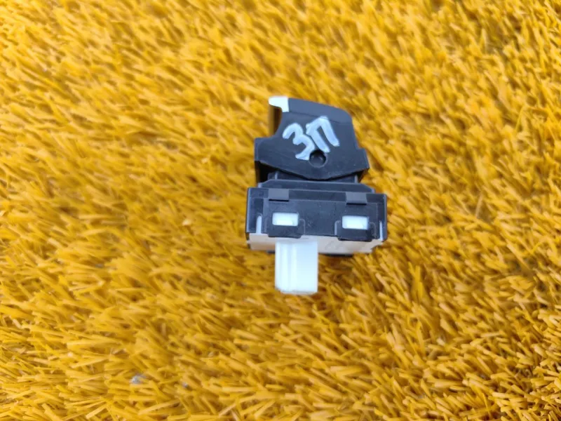 Кнопка стеклоподъемника