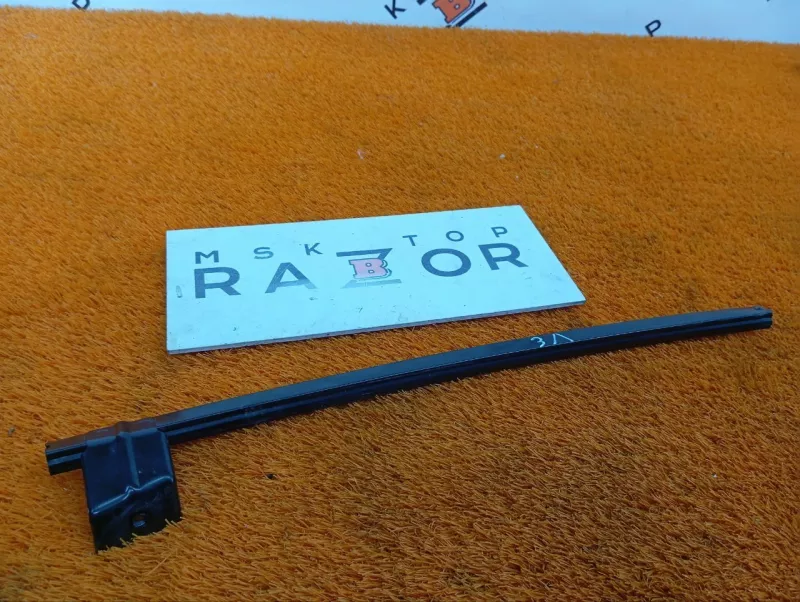 Направляющая стекла двери