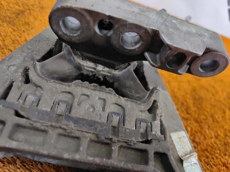 Подушка двигателя