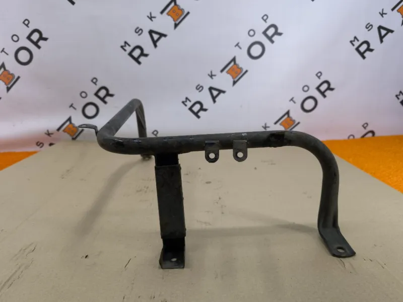 Крепление топливного бака