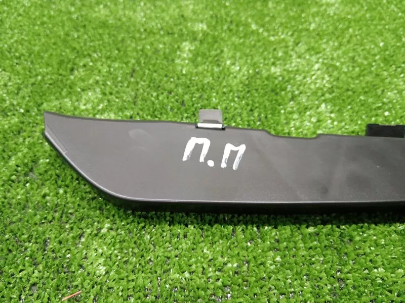 Кронштейн уплотнителя двери