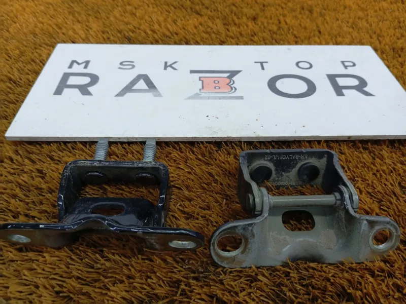 Петля двери багажника