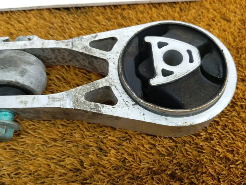 Подушка двигателя