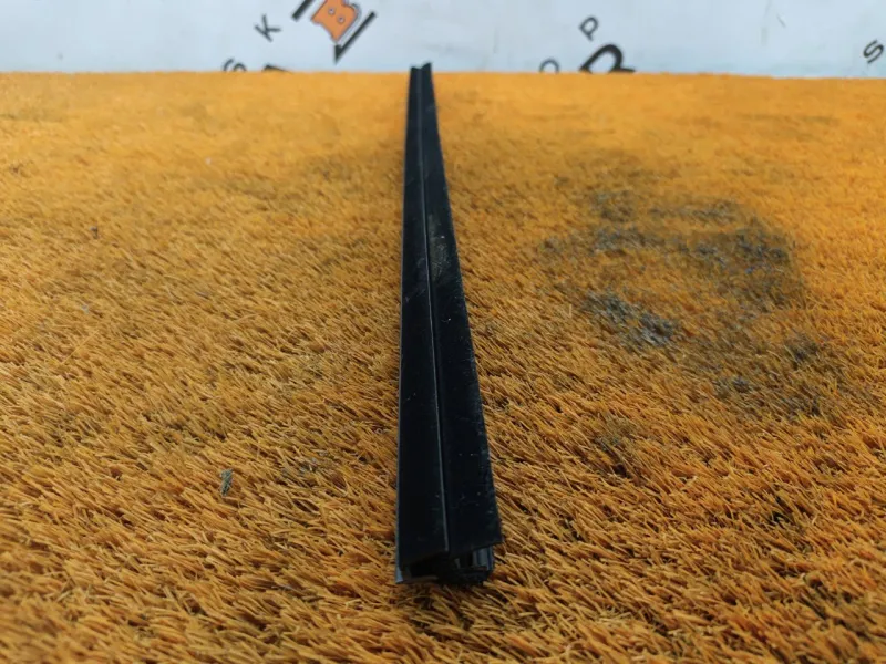 Уплотнитель стекла двери