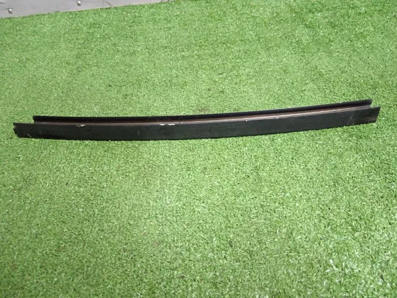 Направляющая стекла двери