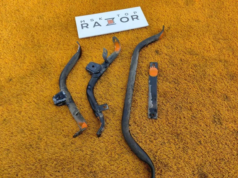 Крепление топливного бака