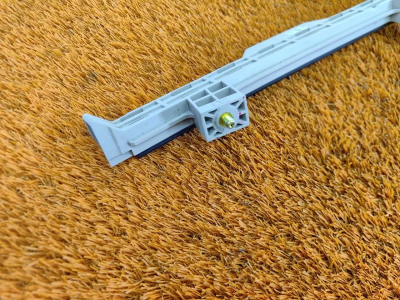 Направляющая стекла двери