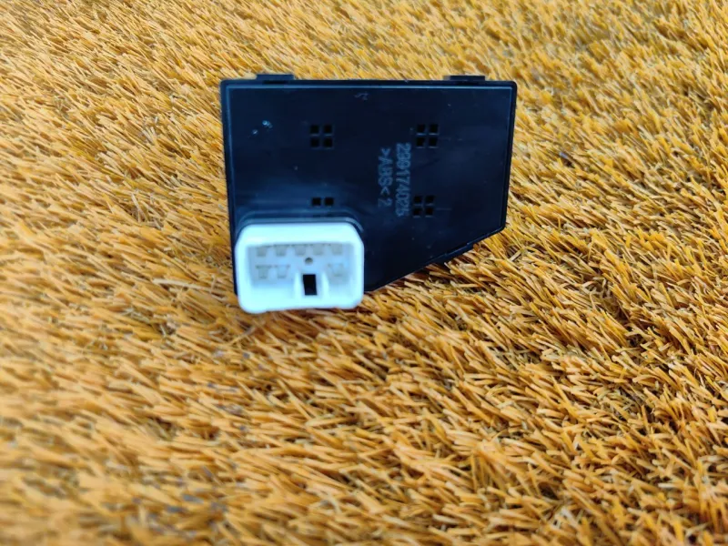 Кнопка стеклоподъемника