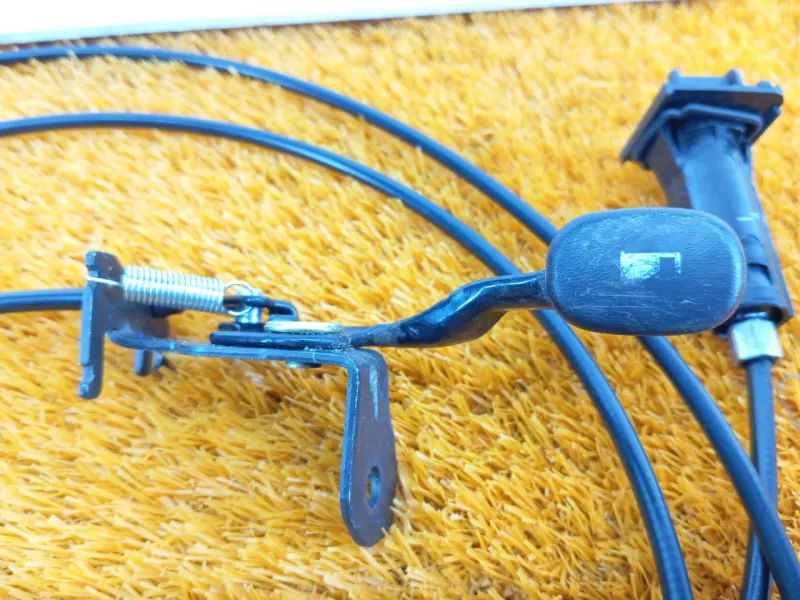 Трос лючка топливного бака