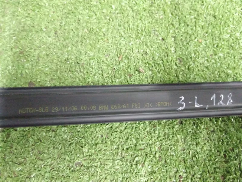 Уплотнитель стекла двери