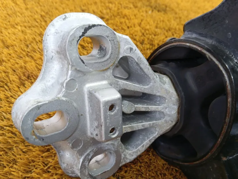 Подушка двигателя