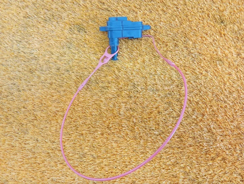 Активатор лючка бензобака