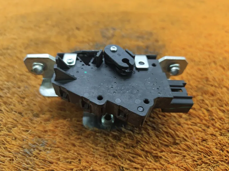 Замок багажника