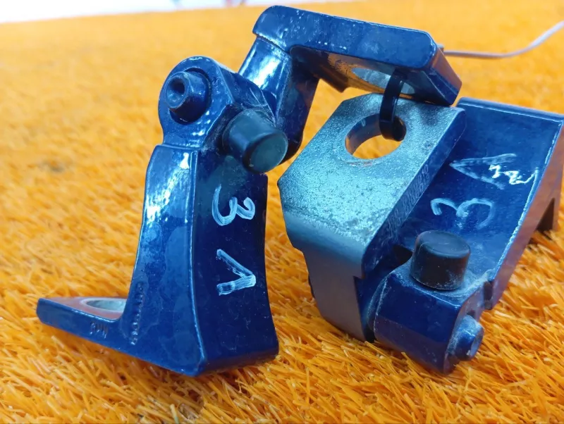 Петля двери