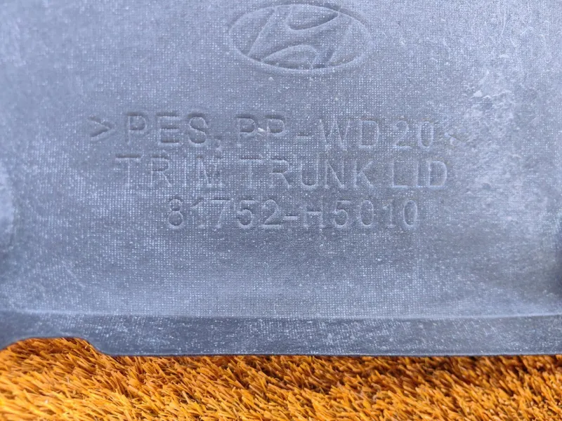 Обшивка крышки багажника