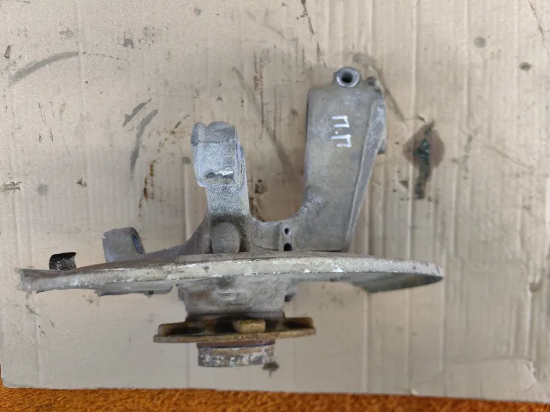 Кулак поворотный