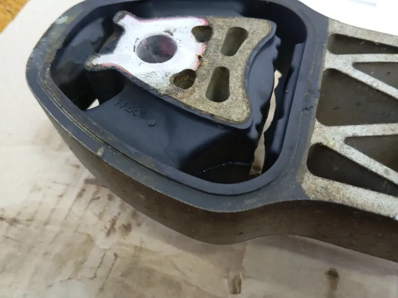 Подушка двигателя