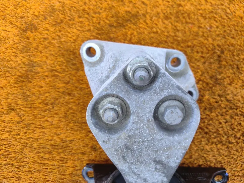 Подушка двигателя