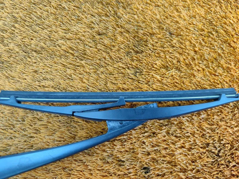 Поводок стеклоочистителя багажника