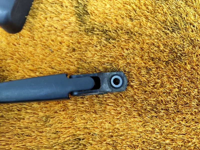 Поводок стеклоочистителя багажника