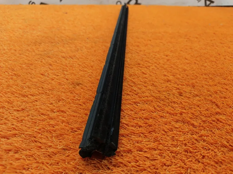 Уплотнитель стекла двери