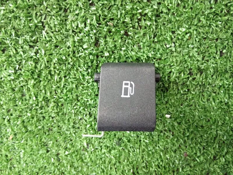 Кнопка открывания бензобака