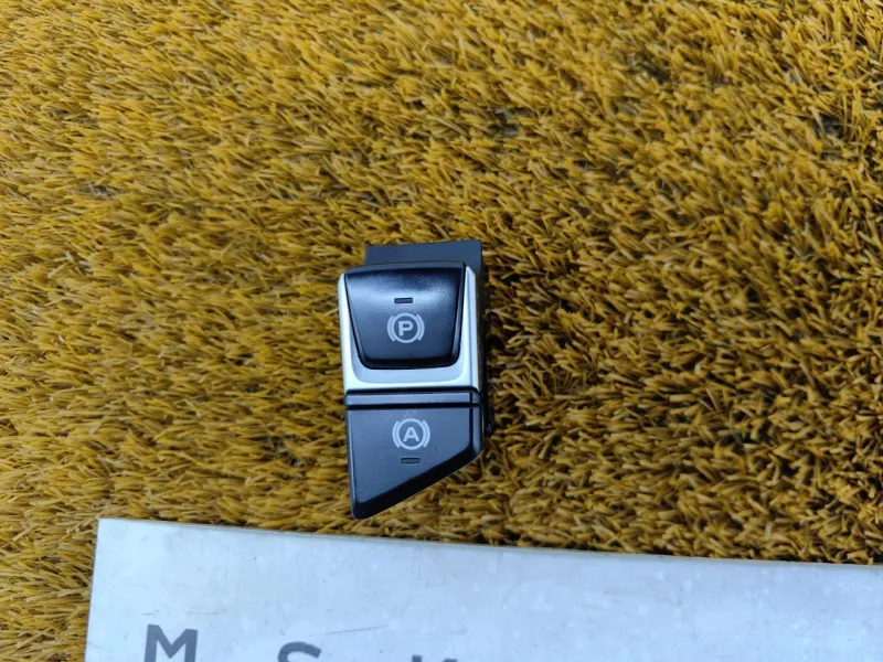 Кнопка стояночного тормоза