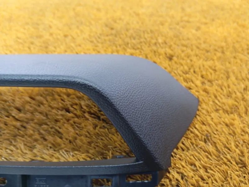 Декоративная накладка торпедо под дефлектор