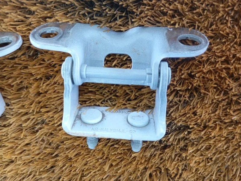 Петля двери багажника